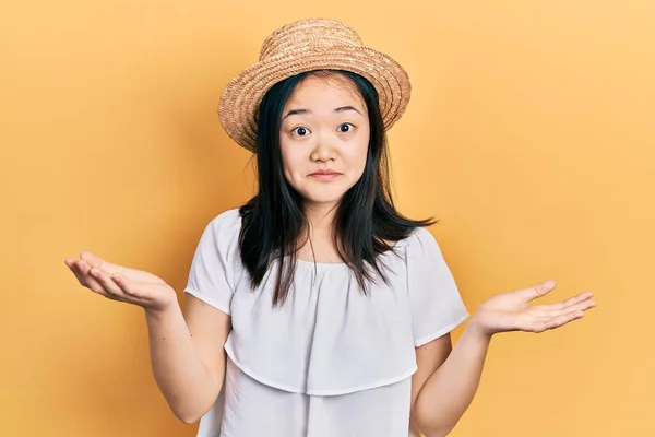 Joven Chica China Con Sombrero Verano Expresión Despistada Confusa Con —  Fotos de Stock