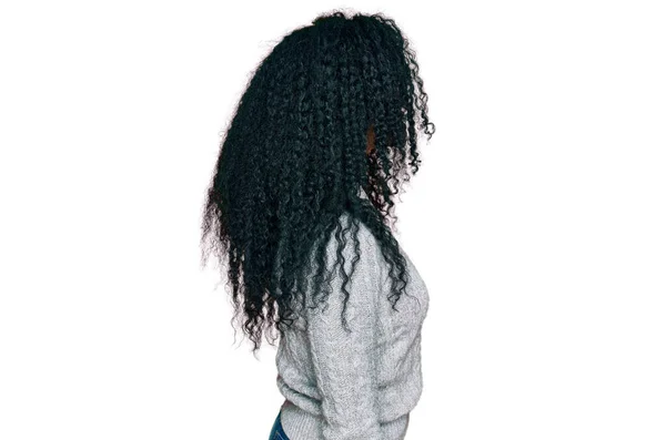 Middelbare Leeftijd Afrikaanse Amerikaanse Vrouw Dragen Casual Kleding Zoek Naar — Stockfoto