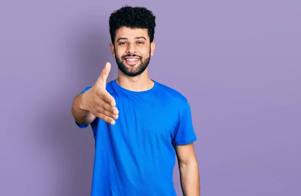 Junger Arabischer Mann Mit Bart Lässig Blaues Shirt Freundlich Lächelnd — Stockfoto