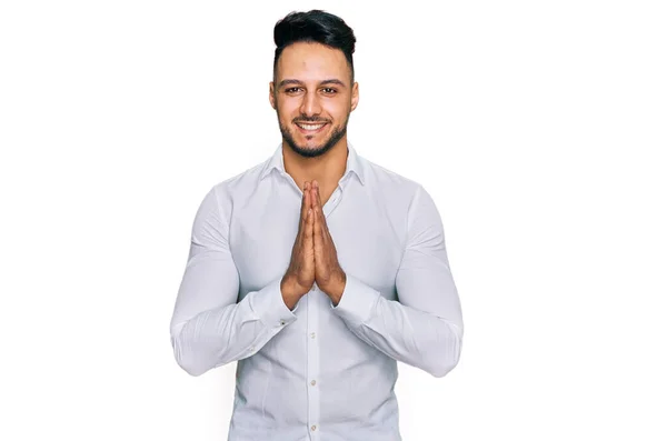 Gündelik Giysiler Içinde Genç Bir Arap Ellerini Birleştirip Diliyor Kendinden — Stok fotoğraf