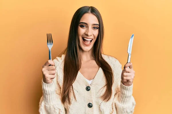 Bella Bruna Giovane Donna Con Forchetta Coltello Pronta Mangiare Sorridendo — Foto Stock