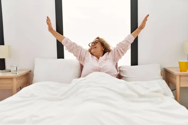 Middelbare Leeftijd Blanke Vrouw Wakker Stretching Armen Zitten Het Bed — Stockfoto
