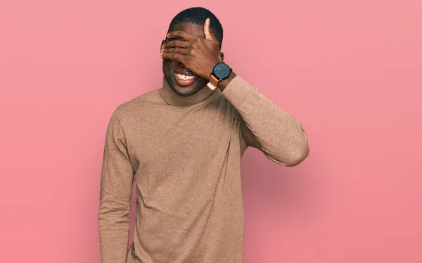Jonge Afro Amerikaanse Man Draagt Casual Winter Trui Glimlachend Lachend — Stockfoto