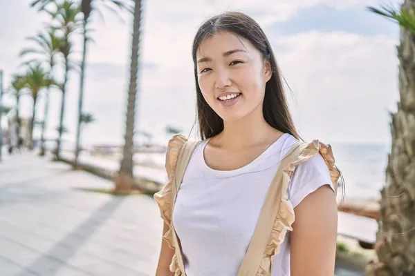 中国女孩站在人行道上笑得很开心 — 图库照片