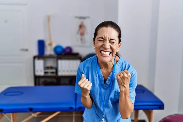 Mulher Hispânica Jovem Vestindo Uniforme Fisioterapeuta Clínica Muito Feliz Animado — Fotografia de Stock