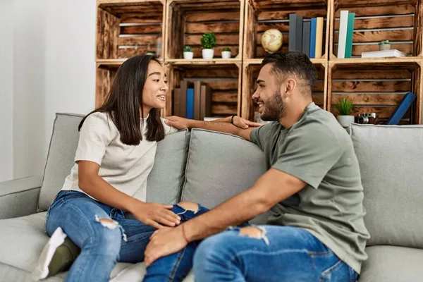 Joven Pareja Latina Conversando Sentada Sofá Casa — Foto de Stock