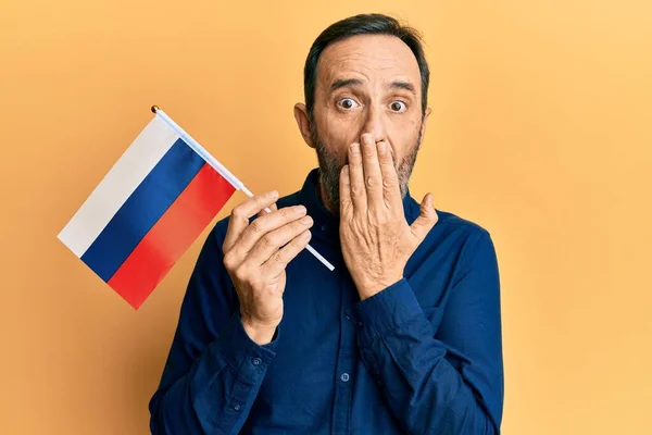 Homem Hispânico Meia Idade Segurando Bandeira Russa Cobrindo Boca Com — Fotografia de Stock