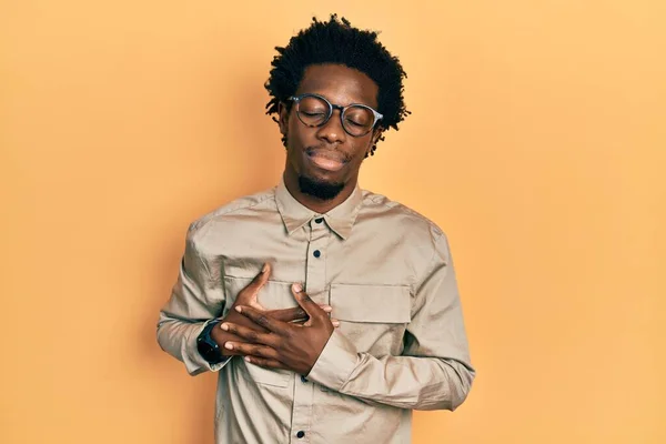 Ung Afrikansk Amerikansk Man Klädd Avslappnade Kläder Och Glasögon Leende — Stockfoto