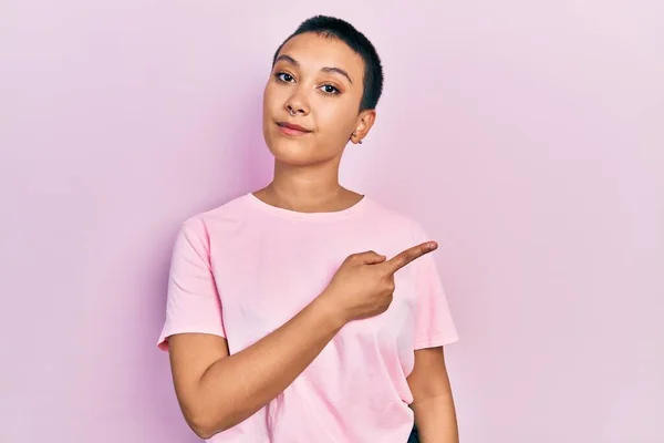 Hermosa Mujer Hispana Con Pelo Corto Que Lleva Una Camiseta —  Fotos de Stock