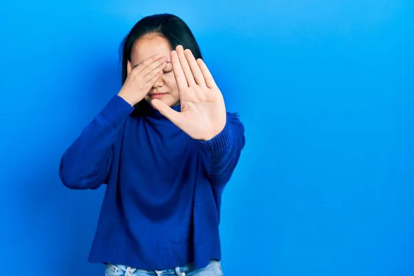 Joven Chica China Vestida Con Ropa Casual Cubriendo Los Ojos — Foto de Stock