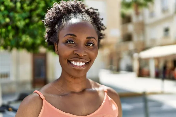 Genç Afrikalı Amerikalı Kadın Bir Yaz Günü Şehirde Mutlu Bir — Stok fotoğraf