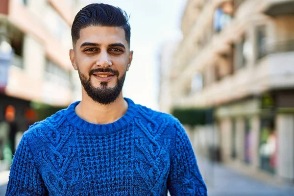 Νεαρός Άραβας Χαμογελάει Σίγουρος Στο Δρόμο — Φωτογραφία Αρχείου