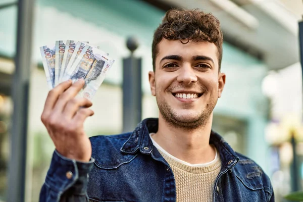 Junger Hispanischer Mann Lächelt Glücklich Und Hält Peruanische Sol Banknoten — Stockfoto