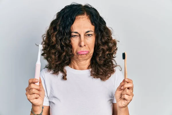 Mulher Hispânica Meia Idade Segurando Escova Dentes Elétrica Escova Dentes — Fotografia de Stock