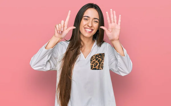 Ung Latinamerikansk Flicka Bär Casual Kläder Visar Och Pekar Upp — Stockfoto