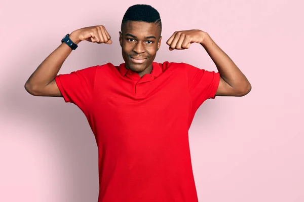 Fiatal Afro Amerikai Férfi Alkalmi Piros Pólóban Büszkén Mosolygó Izmokkal — Stock Fotó