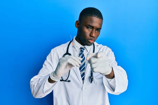 Νεαρός Αφροαμερικάνος Γιατρός Κρατάει Σύριγγα Δείχνοντας Δάχτυλο Την Κάμερα Και — Φωτογραφία Αρχείου