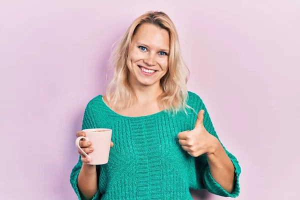 Piękna Biała Blondynka Pije Filiżankę Kawy Uśmiechnięta Szczęśliwa Pozytywna Kciuk — Zdjęcie stockowe