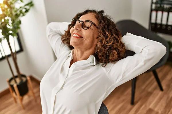 Mujer Hispana Mediana Edad Sonriendo Confiada Relajándose Oficina —  Fotos de Stock