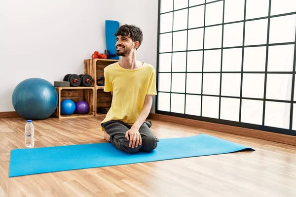 Jonge Spaanse Man Glimlacht Zelfverzekerde Training Sportcentrum — Stockfoto