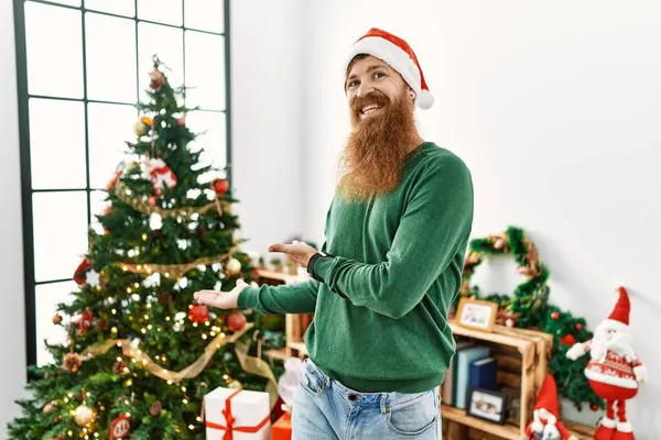 Zrzavý Muž Dlouhými Vousy Nosí Vánoční Klobouk Vánoční Stromeček Zvoucí — Stock fotografie