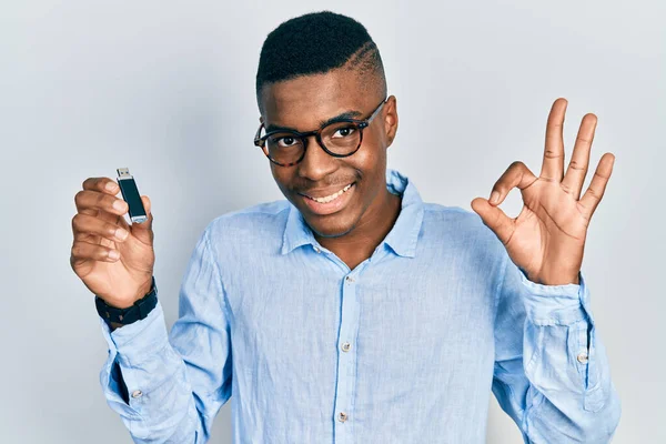 Junge Afrikanisch Amerikanische Mann Mit Herausnehmbarem Speicher Usb Tun Zeichen — Stockfoto
