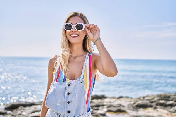 Joven Chica Rubia Sonriendo Feliz Pie Playa —  Fotos de Stock