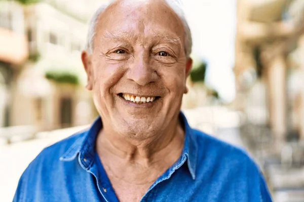 晴れた日には白髪のシニアが屋外で幸せに立っています 退職のために70歳で幸せな笑顔 — ストック写真