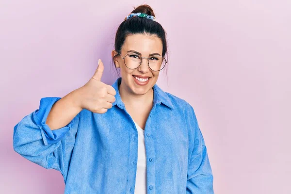 Jovem Hispânica Vestindo Roupas Casuais Óculos Sorrindo Feliz Positivo Polegar — Fotografia de Stock