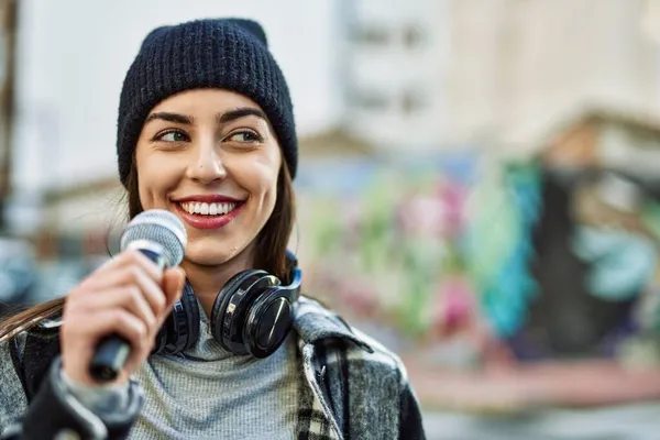 Jonge Latino Vrouw Glimlachen Gelukkig Met Behulp Van Koptelefoon Microfoon — Stockfoto