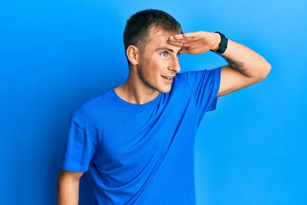 Junger Kaukasischer Mann Lässigem Blauem Shirt Sehr Glücklich Und Lächelnd — Stockfoto
