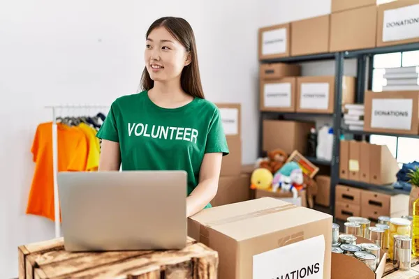 Giovane Donna Asiatica Sorridente Utilizzando Laptop Donazioni Stand — Foto Stock