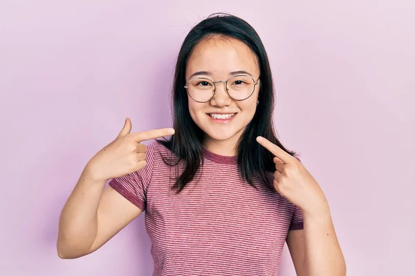 Joven Chica China Con Ropa Casual Gafas Sonriendo Alegre Mostrando —  Fotos de Stock