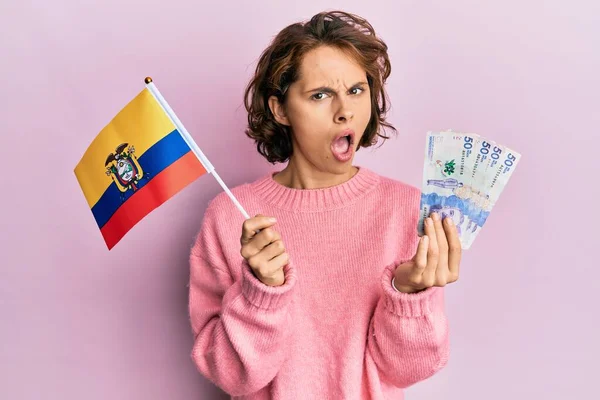 Joven Morena Sosteniendo Bandera Colombia Billetes Pesos Colombianos Shock Con —  Fotos de Stock