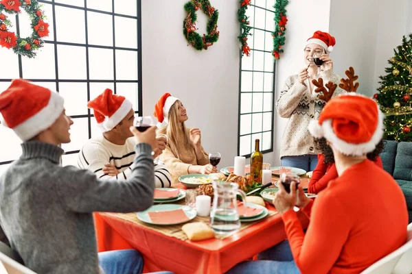 Ungdomar Ler Glada Över Att Julmiddag Och Tala Rostat Bröd — Stockfoto