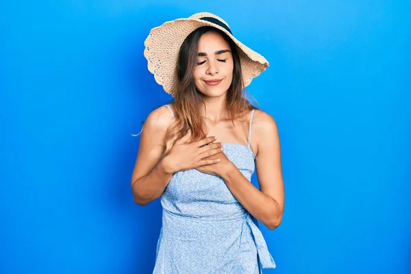Junges Hispanisches Mädchen Mit Sommermütze Lächelnd Mit Den Händen Auf — Stockfoto
