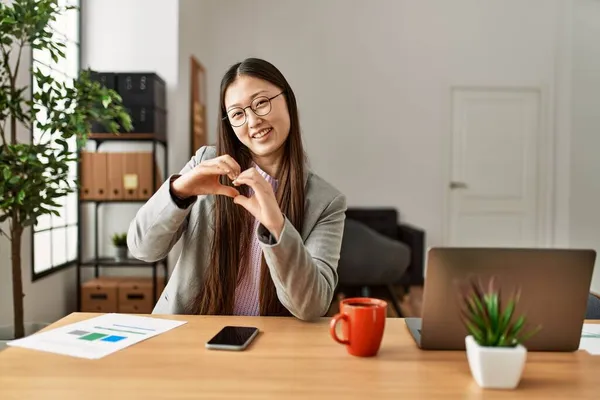 Joven Trabajador Empresarial Chino Con Estilo Empresarial Sentado Escritorio Oficina —  Fotos de Stock