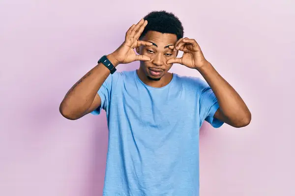 Jonge Afro Amerikaanse Man Draagt Casual Blauw Shirt Proberen Ogen — Stockfoto