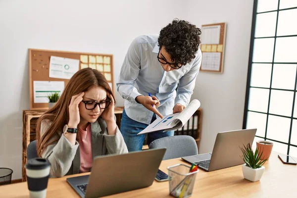 Firmenchef Wütend Auf Gestressten Mitarbeiter Büro — Stockfoto