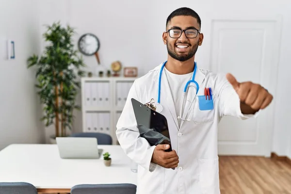 Young Indian Man Wearing Doctor Uniform Stethoscope Approving Doing Positive — Stock Photo, Image