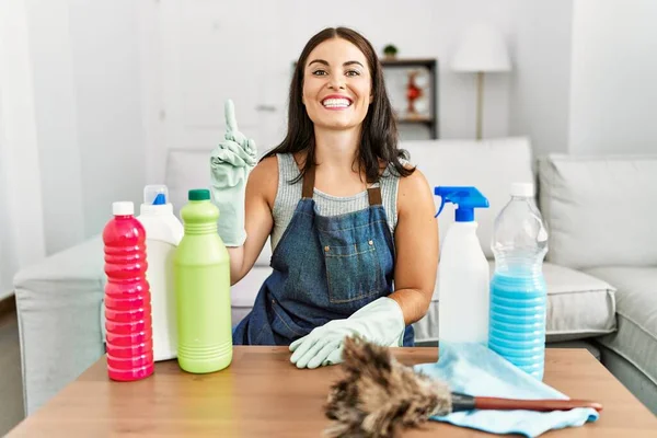 Junge Brünette Frau Mit Putzschürze Und Handschuhen Beim Putzen Hause — Stockfoto