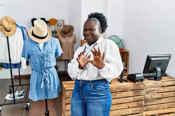 Junge Afrikanische Frau Die Als Managerin Einer Boutique Arbeitet Angewidert — Stockfoto