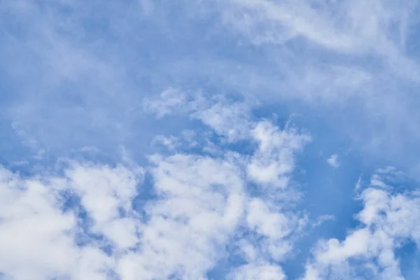 Prachtige Blauwe Lucht Met Wolken Een Zonnige Dag — Stockfoto