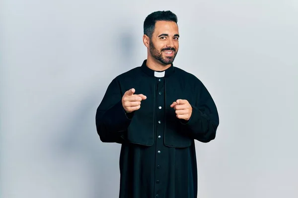 Όμορφος Ισπανός Γενειάδα Που Φοράει Στολή Καθολικού Ιερέα Δείχνοντας Δάχτυλα — Φωτογραφία Αρχείου