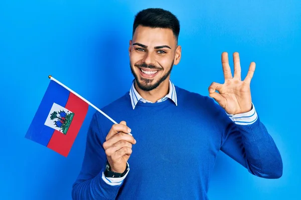 Ung Latinamerikansk Man Med Skägg Håller Haiti Flagga Gör Tecken — Stockfoto