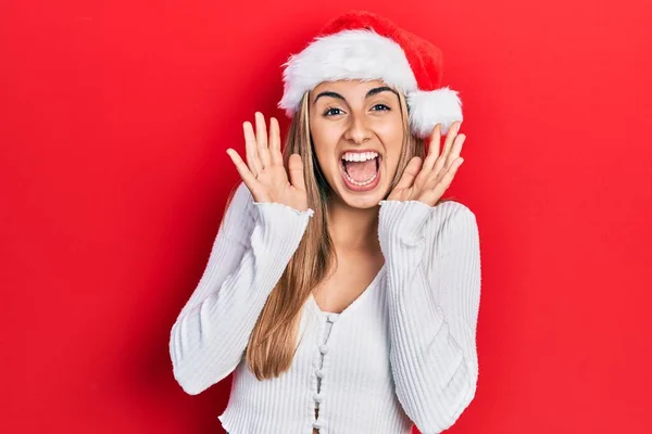 Mulher Hispânica Bonita Vestindo Chapéu Natal Comemorando Louco Espantado Com — Fotografia de Stock