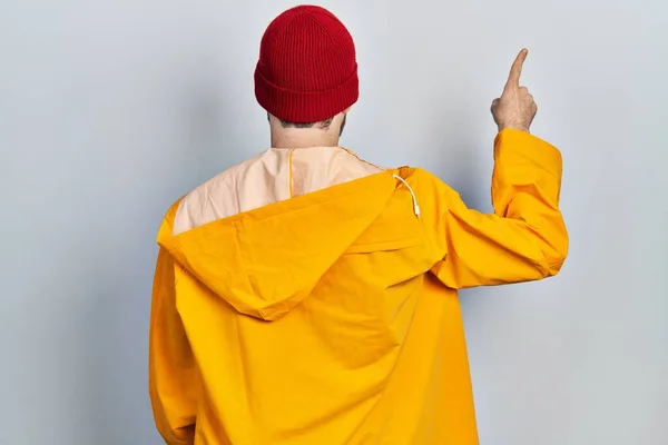 Λευκός Άντρας Γενειάδα Φοράει Κίτρινο Αδιάβροχο Ποζάροντας Προς Πίσω Δείχνοντας — Φωτογραφία Αρχείου