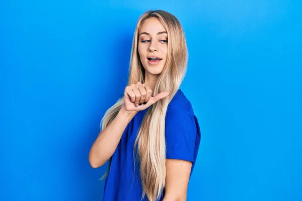 Молода Красива Біла Жінка Повсякденній Блакитній Сорочці Спрямовує Великий Палець — стокове фото