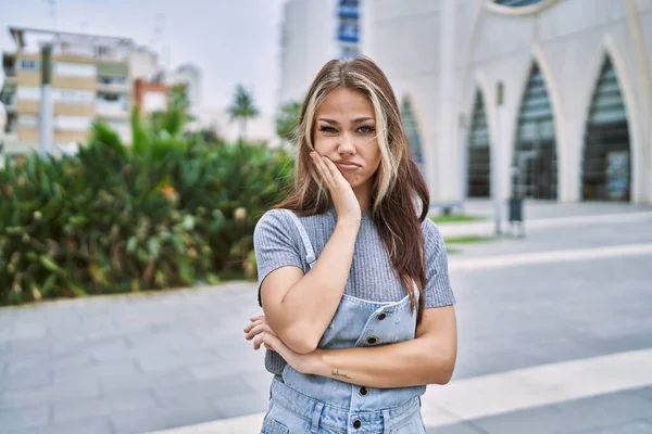 Genç Beyaz Kadın Dışarıda Kollarını Kavuşturarak Depresyondan Sıkılmış Yorgun Göründüğünü — Stok fotoğraf
