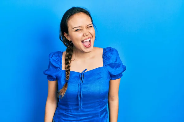 Junges Hispanisches Mädchen Lässiger Kleidung Zwinkert Die Kamera Mit Sexy — Stockfoto